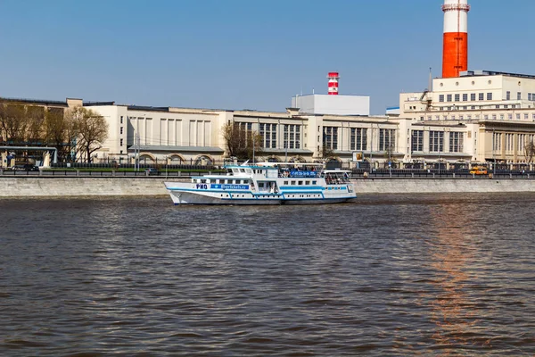 MOSCÚ, RUSIA - 30 DE ABRIL DE 2017: Barcos de recreo en el fondo del río Berezhkovskaya Embankment Moskva — Foto de Stock