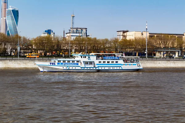 MOSCÚ, RUSIA - 30 DE ABRIL DE 2017: Barcos de recreo en el fondo del río Berezhkovskaya Embankment Moskva — Foto de Stock