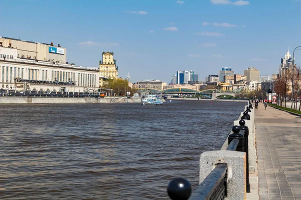 MOSCÚ, RUSIA - 30 DE ABRIL DE 2017: Vista del puente Bogdana Khmelnitskogo desde el costado de Novodevichya Embankment — Foto de Stock