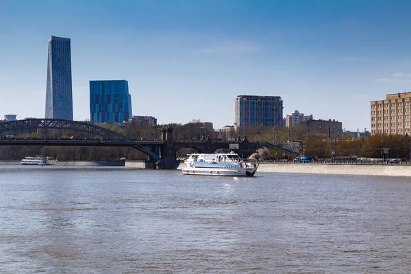 Moskou, Rusland - 30 April 2017: Pleziervaartuigen op de achtergrond van de Krasnoluzhsky brug — Stockfoto