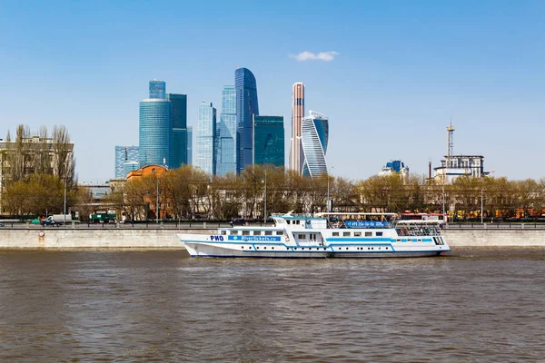 Moskou, Rusland - 30 April 2017: Uitzicht op het centrum voor internationale Business met de stad Moskou van de kant van de dijk van de Novodevichya — Stockfoto