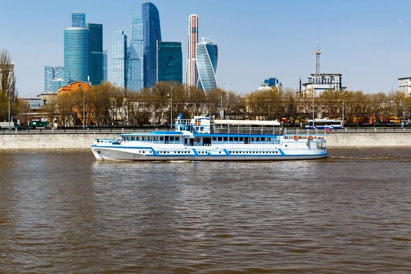 Barcos de recreo en el fondo del International Business Center Moscow City — Foto de Stock