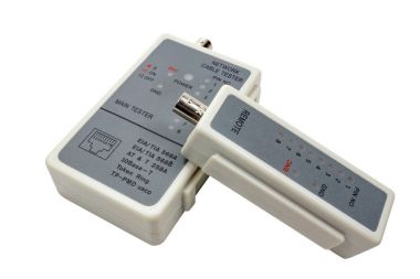 Beyaz bir arka plan üzerinde izole uzak sonda ile ağ kablo test edicisi