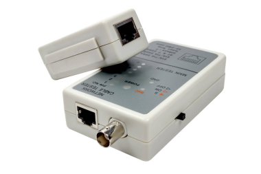 Beyaz bir arka plan üzerinde izole uzak sonda ile ağ kablo test edicisi