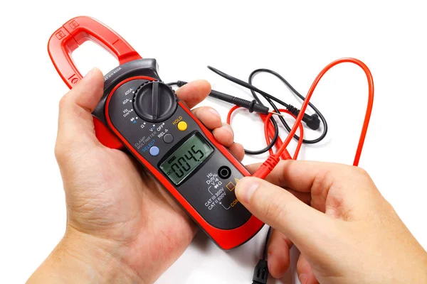 Digitales Klemmmultimeter mit Sonden in der Hand auf weißem Hintergrund — Stockfoto