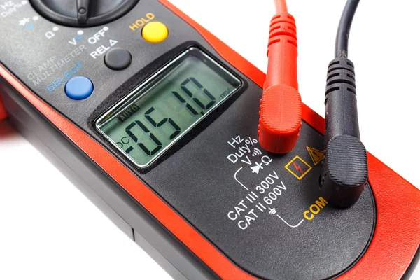 Digitales Klemmmultimeter mit Sonden auf weißem Hintergrund — Stockfoto