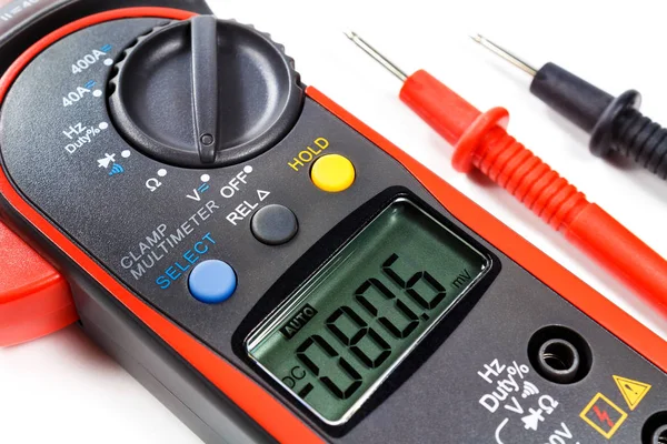 Digitales Klemmmultimeter mit Sonden auf weißem Hintergrund — Stockfoto