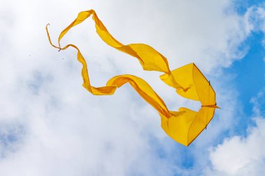 Mavi gökyüzü arka planında uçan uçurtma