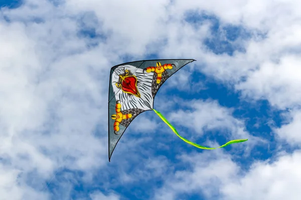 Flyga drake på en blå himmel bakgrund — Stockfoto