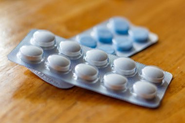 Vakumlu Ambalaj ahşap bir masa üzerinde Tablet