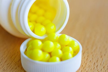 Beyaz plastik bir şişe kapağı üzerinde tablo portre sarı vitamin