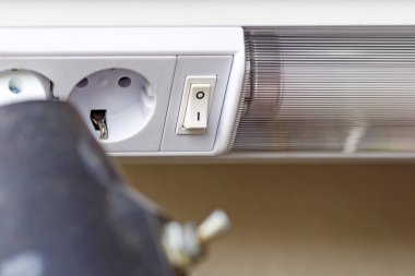 Dahili soket ve atölye üzerinde Workbench üzerinde şalter ile floresan lamba parçası