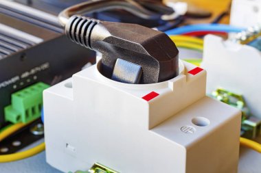 DIN Ray üzerinde yüklü fişi ile elektrik prizine