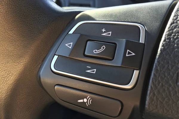 Botões de controle de áudio no volante em um carro moderno close-up — Fotografia de Stock