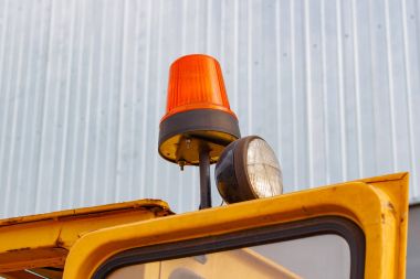 Bir forklift kamyon portre üzerinde turuncu yanıp sönen fener