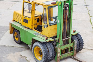 Eski sarı forklift kamyon yükleme alanı