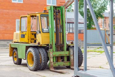Eski sarı forklift kamyon yükleme alanı