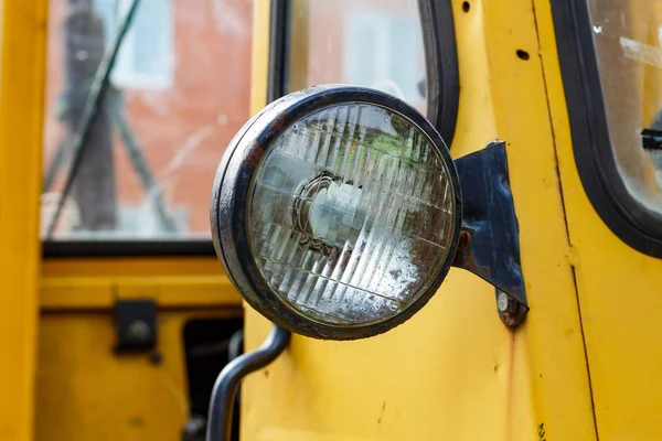Gamla gula gaffeltruck lastbil främre strålkastare närbild — Stockfoto