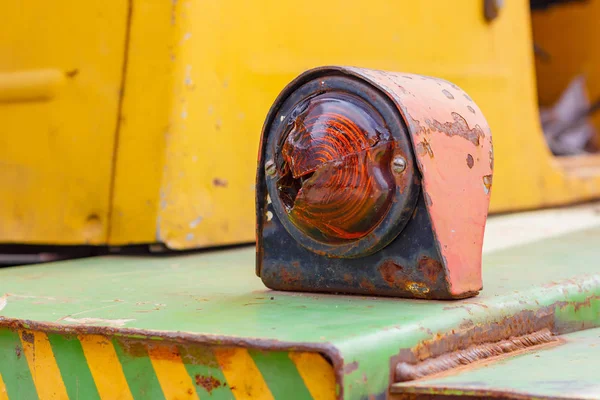 Blinker indikator på en gammal gaffeltruck lastbil närbild — Stockfoto