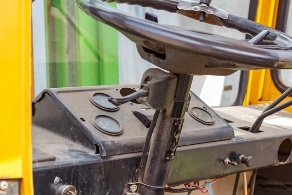 Ratten och instrumentbrädan i hytten på gammalt gaffeltruck lastbil närbild — Stockfoto