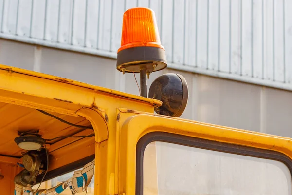 Orange blinkande fyr på en gaffeltruck lastbil närbild — Stockfoto