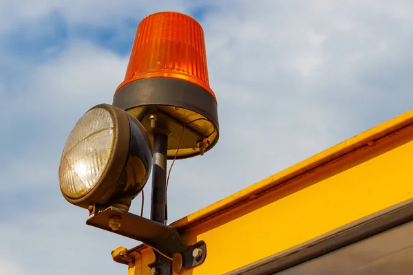 Orange blinkande fyr på en gaffeltruck lastbil närbild — Stockfoto