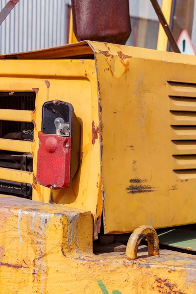 Skadad bakljus av en gammal gaffeltruck lastbil närbild — Stockfoto