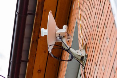 Bir tuğla duvar evde kablosuz internet alıcı anten