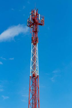 Telekomünikasyon kule mavi gökyüzü arka plan üzerinde