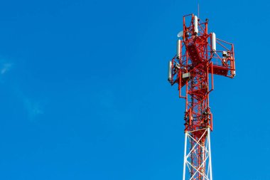 Mavi gökyüzü arka plan boşaltmak ile telekomünikasyon kule