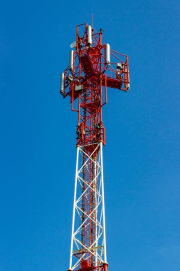 Telekomünikasyon kule mavi gökyüzü arka plan üzerinde