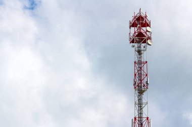 Telekomünikasyon kule boşaltmak ile bulutlu bir gökyüzü arka plan üzerinde
