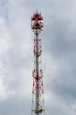 Bir bulutlu gökyüzü arka plan üzerine telekomünikasyon Kulesi
