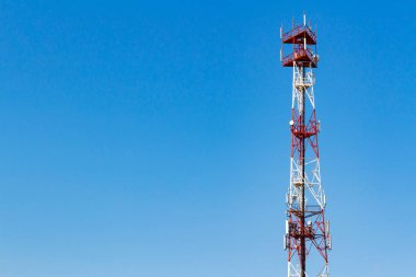 Mavi gökyüzü arka plan boşaltmak ile telekomünikasyon kule