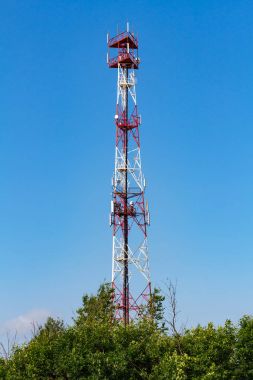 Telekomünikasyon kule mavi gökyüzü arka plan üzerinde