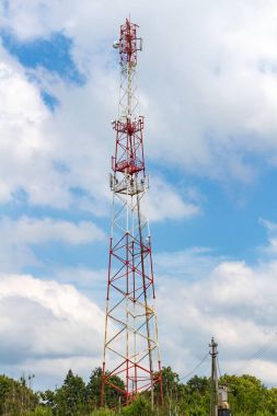 Bir bulutlu gökyüzü arka plan üzerine telekomünikasyon Kulesi