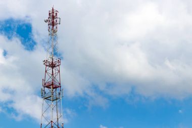 Telekomünikasyon kule boşaltmak ile bulutlu bir gökyüzü arka plan üzerinde