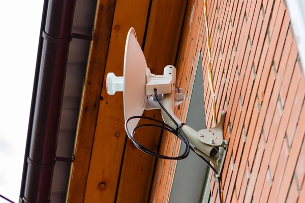 Bir tuğla duvar evde kablosuz internet alıcı anten