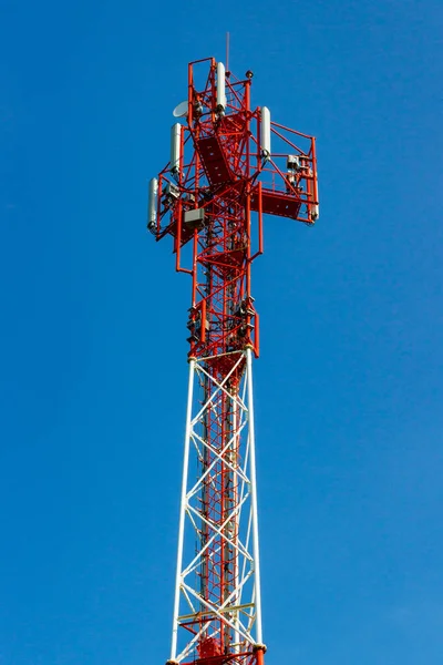 Telekomünikasyon kule mavi gökyüzü arka plan üzerinde