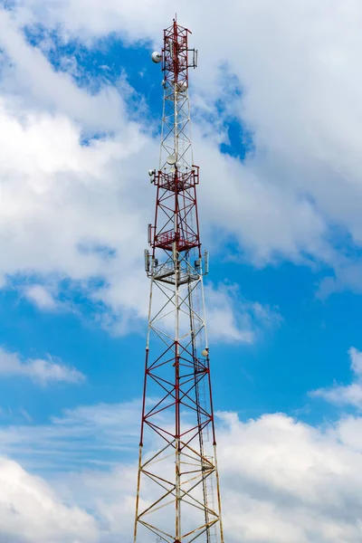 Bir bulutlu gökyüzü arka plan üzerine telekomünikasyon Kulesi
