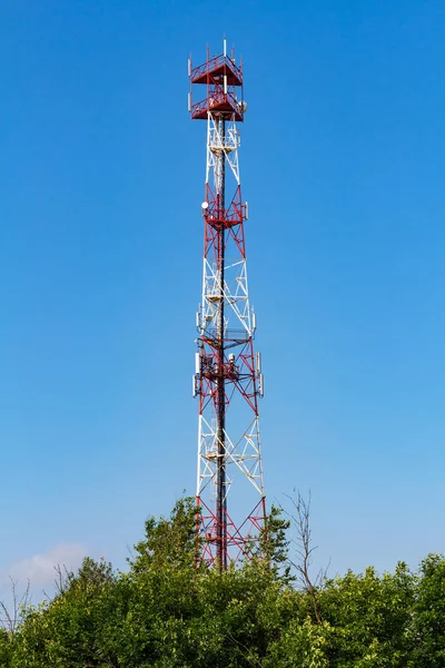 Telekomünikasyon kule mavi gökyüzü arka plan üzerinde