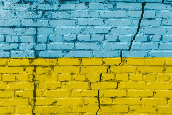 Beyaz duvara bir derin çatlak ve noktalar boya ile. A