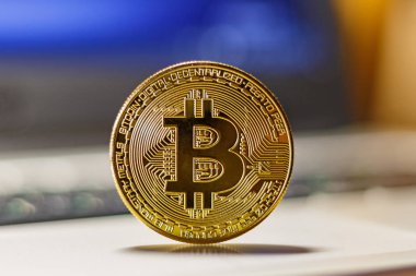 Altın bitcoin dizüstü touchpad portre üzerinde. Cryptocurrency sanal para