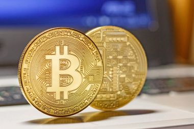 Altın bitcoins dizüstü touchpad portre üzerinde. Cryptocurrency sanal para