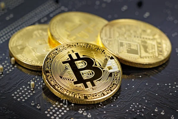 Bitcoin dorati sullo sfondo nero primo piano. Moneta virtuale criptovaluta — Foto Stock