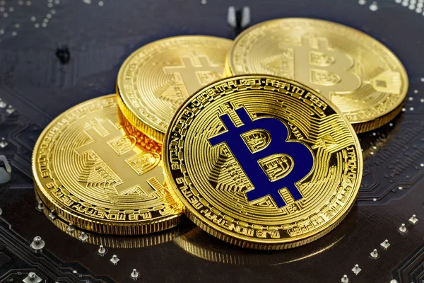 Золотые биткоины на черном фоне крупным планом. Виртуальные деньги в криптовалюте — стоковое фото