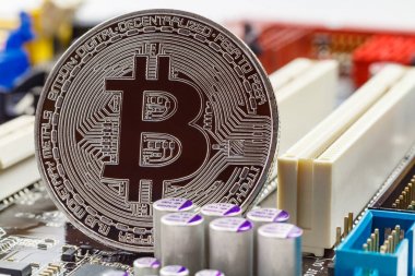 Bilgisayar anakart arka plan portre üzerinde gümüş bitcoin. Cryptocurrency sanal para