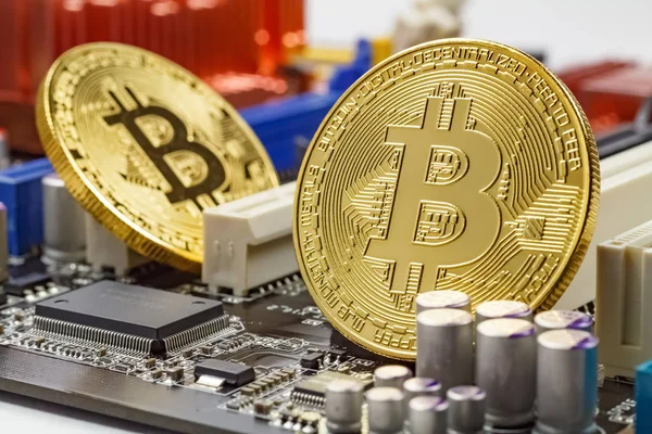 Bitcoin emas pada motherboard komputer background closeup. Cryptocurrency uang virtual — Stok Foto