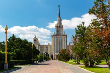 Lomonosov Moskova Devlet Üniversitesi (MSÜ). Serçe tepe üzerinde binanın ana görünümü