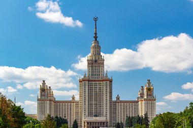 Lomonosov Moskova Devlet Üniversitesi (MSÜ). Serçe tepe üzerinde binanın ana görünümü